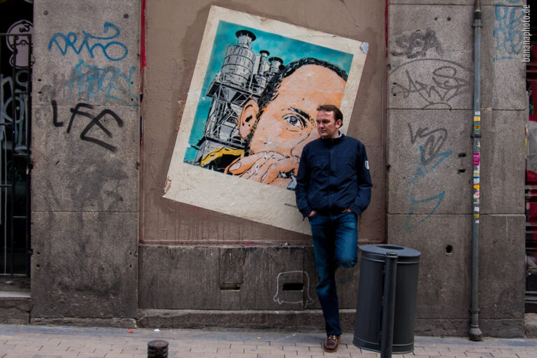 Junger Mann, Jens, vor Graffiti-Wand in Madrid