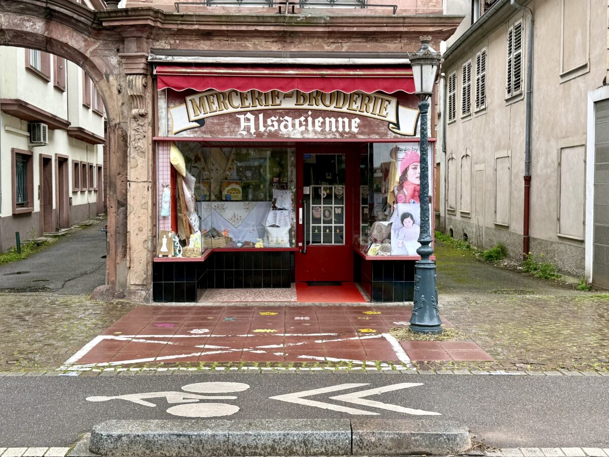 Schaufenster eines kleinen Geschäfts in Hagenau