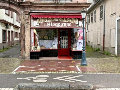 Schaufenster eines kleinen Geschäfts in Hagenau