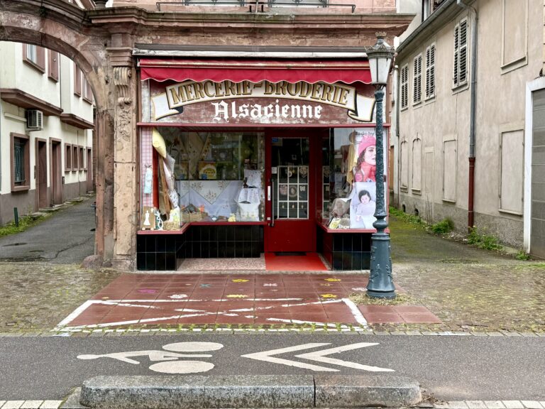 Schaufenster eines kleinen Geschäfts in Hagenau