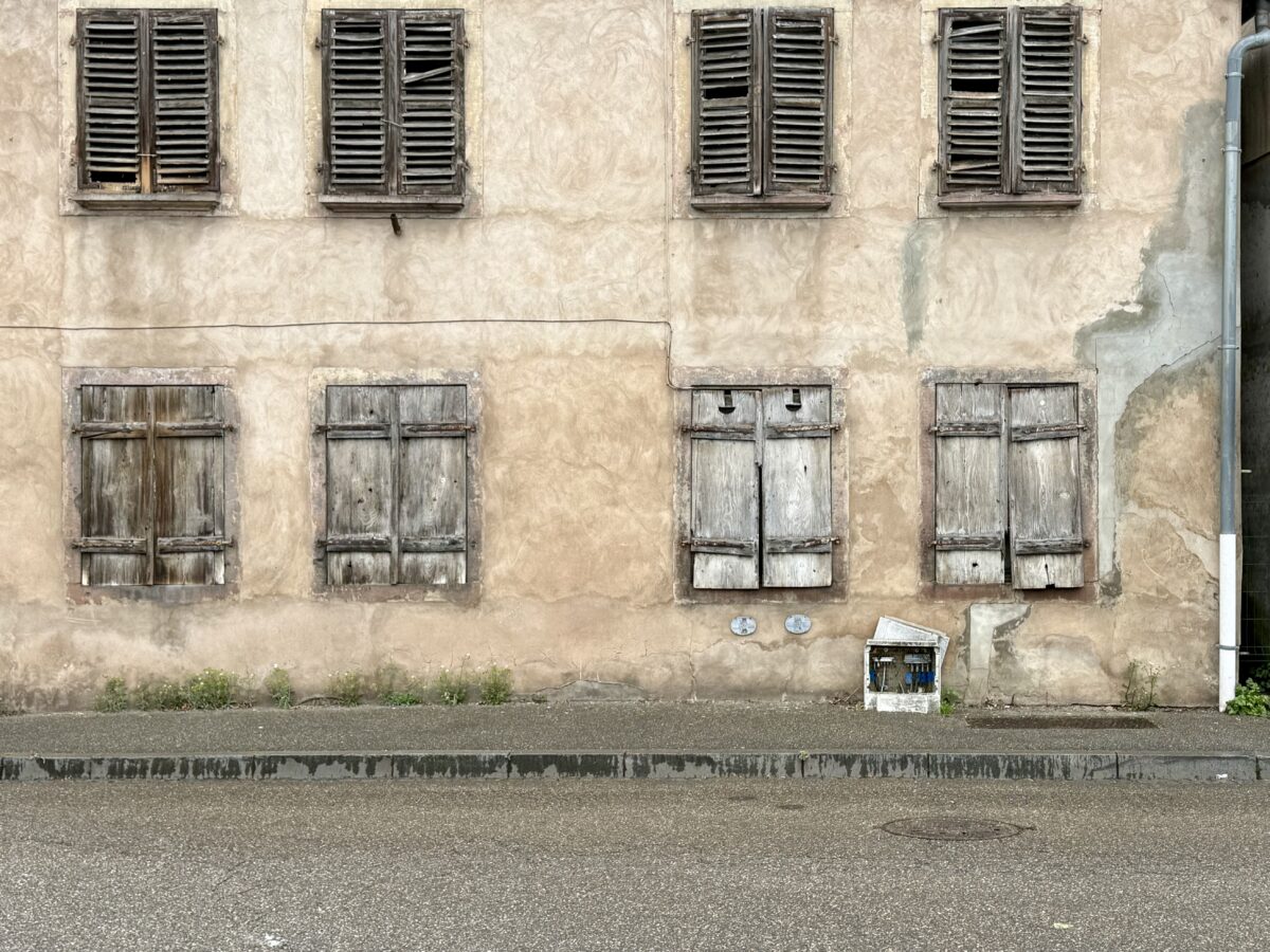 alte Hausfassade, 8 geschlossene Klappläden.