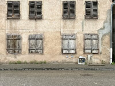 alte Hausfassade, 8 geschlossene Klappläden.