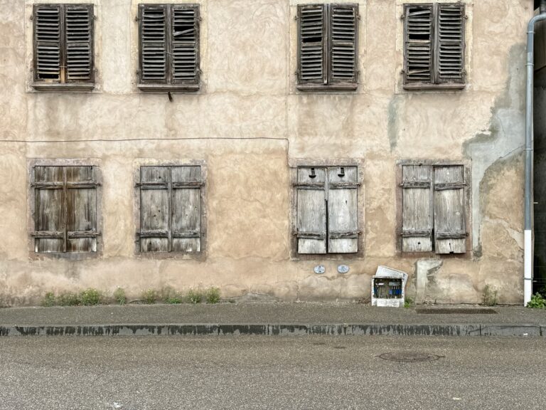alte Hausfassade, 8 geschlossene Klappläden.