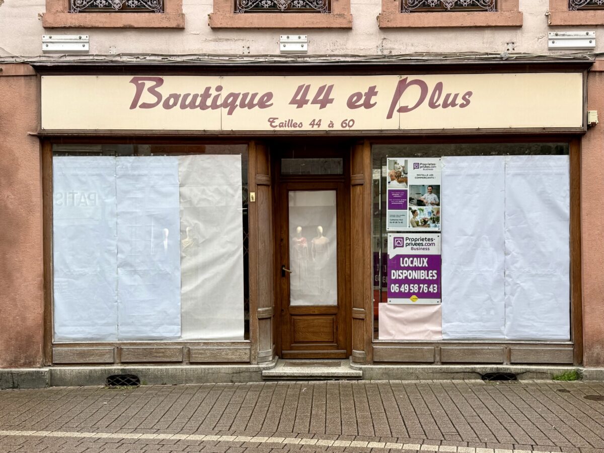 Schaufenster eines ehemaligen Geschäfts. Scheiben sind zugeklebt