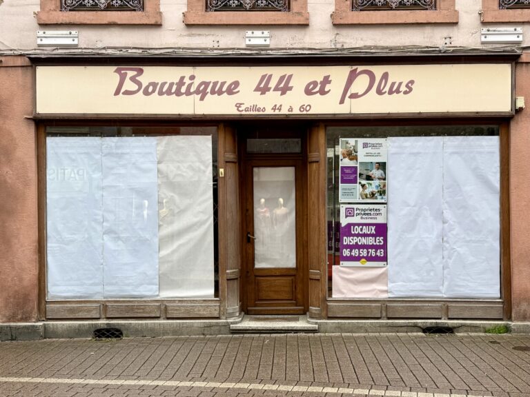 Schaufenster eines ehemaligen Geschäfts. Scheiben sind zugeklebt