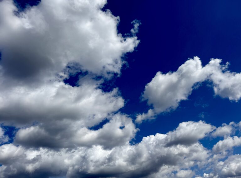 Viele weiße Wolken vor blauem Himmel
