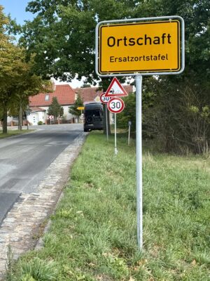Typisches gelbes Ortseingangsschild mit der Aufschrift Ortschaft